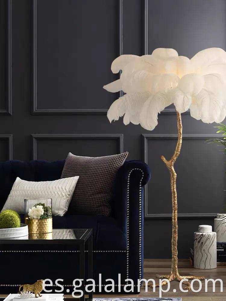 Lámpara de piso de palmera moderna elegante con plumas de cobre